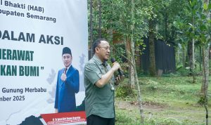 Kepala Balai Taman Nasional Gunung Merbabu, Dr. Anggit Haryoso, S.Hut., M.Sc., menjelaskan teknis penanaman dan pemeliharaan pohon di Kawasan Gunung Merbabu kepada peserta kegiatan, Rabu (10/12/2025). (Foto: Kresna/Humas)