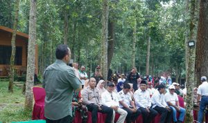 Kepala Balai Taman Nasional Gunung Merbabu, Dr. Anggit Haryoso, S.Hut., M.Sc., menjelaskan teknis penanaman dan pemeliharaan pohon di Kawasan Gunung Merbabu kepada peserta kegiatan, Rabu (10/12/2025). (Foto: Kresna/Humas)