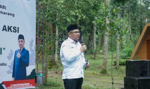 Kabag Kesra Setda Kabupaten Semarang, H. Asep Mulyana, S.STP., M.M., membacakan sambutan tertulis Wakil Bupati Semarang Dra. Hj. Nur Arifah, Rabu (10/12/2025). (Foto: Kresna/Humas)