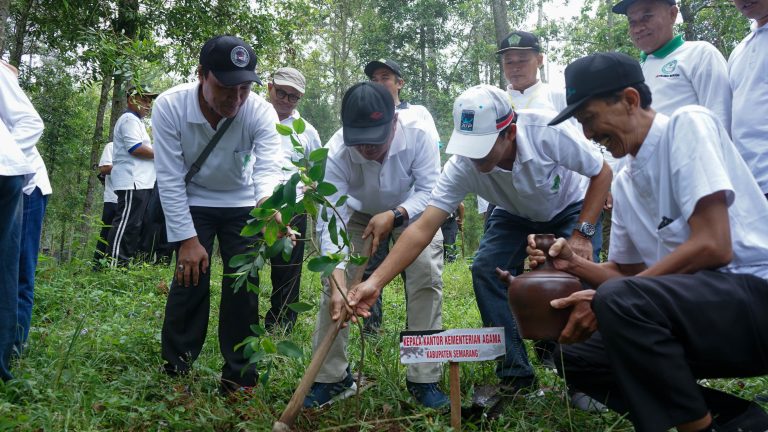 Menjaga Bumi sebagai Amanah: Aksi Ekoteologi Kemenag Kabupaten Semarang dari Merbabu Kepala Kantor Kementerian Agama Kabupaten Semarang, Ta’yinul Biri Bagus Nugroho, melakukan penanaman bibit pohon di Kawasan Taman Nasional Gunung Merbabu, Getasan, Kab. Semarang, Rabu (10/12/2025). (Foto: Kresna/Humas)
